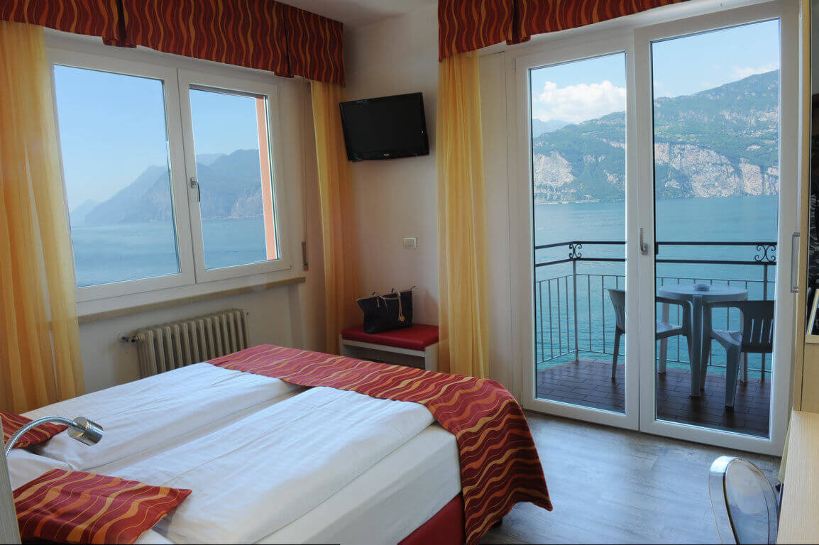 doppelzimmer-balkon-gardasee-blick-malcesine-