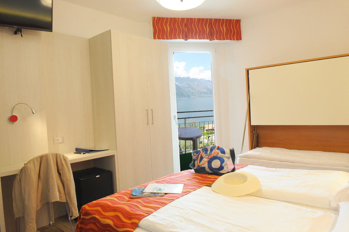 dreibettzimmer-balkon-malcesine-gardasee-blick