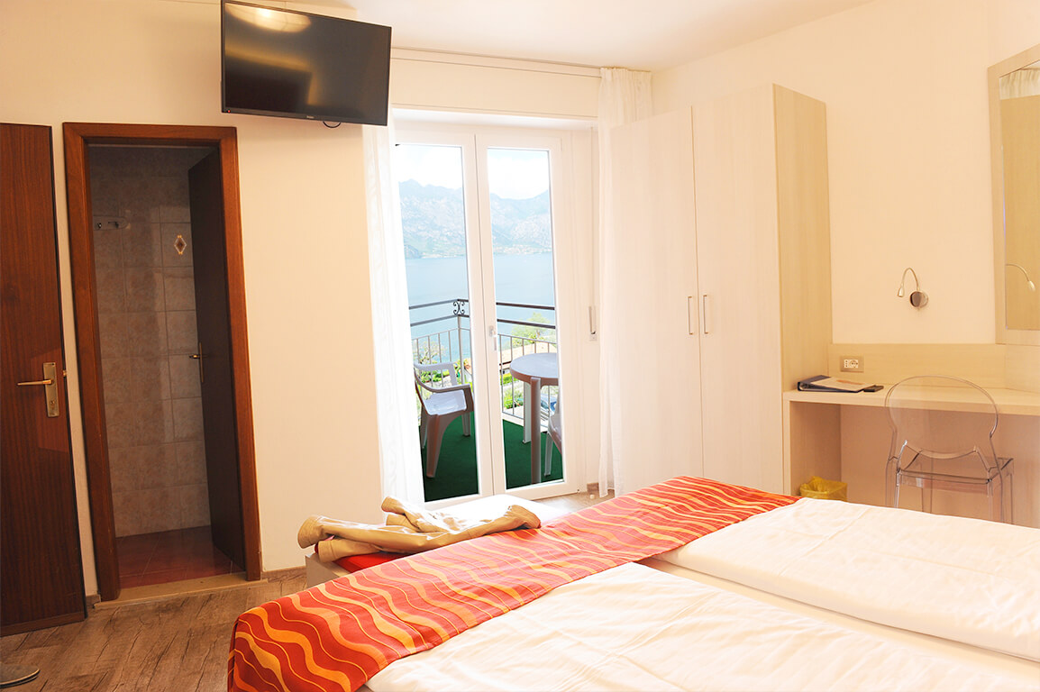 dreibettzimmer-balkon-malcesine-gardasee-blick